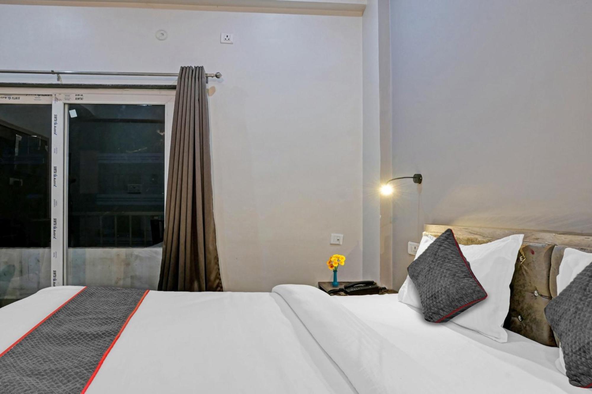 Hotel Townhouse Navneeta Grand Kakarmatha Exteriér fotografie