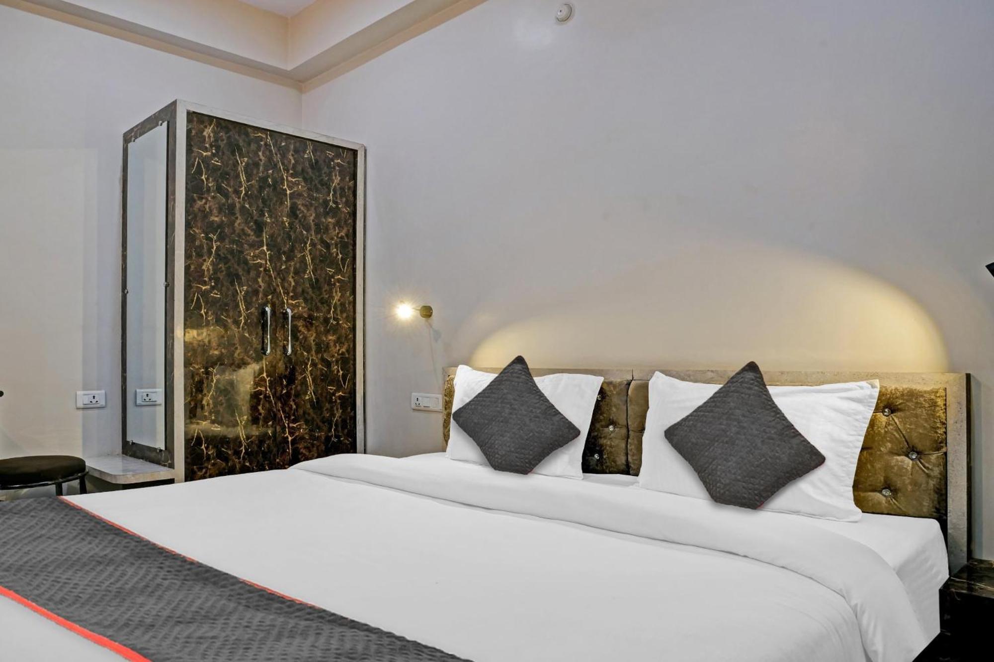 Hotel Townhouse Navneeta Grand Kakarmatha Exteriér fotografie