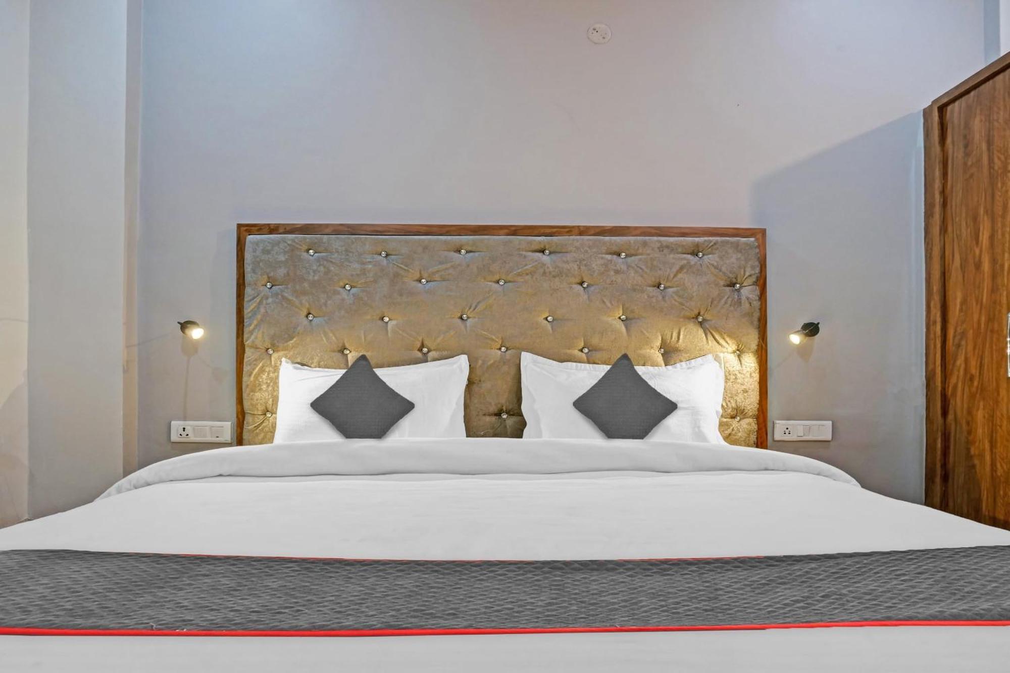 Hotel Townhouse Navneeta Grand Kakarmatha Exteriér fotografie