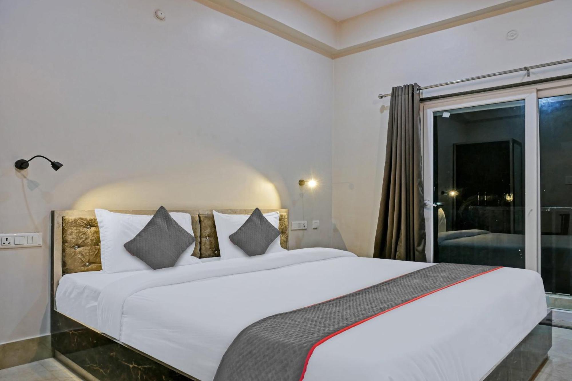 Hotel Townhouse Navneeta Grand Kakarmatha Exteriér fotografie