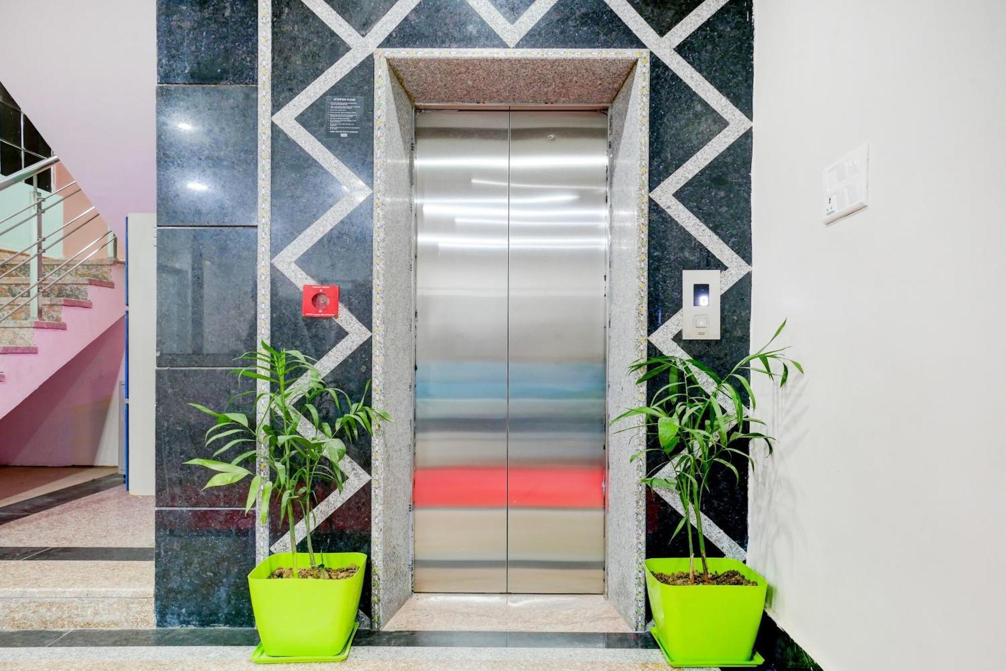 Hotel Townhouse Navneeta Grand Kakarmatha Exteriér fotografie