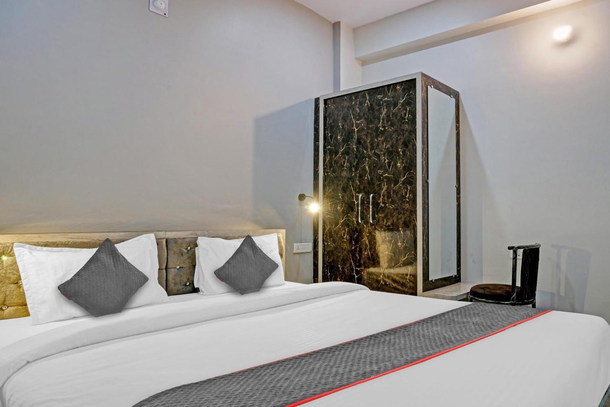Hotel Townhouse Navneeta Grand Kakarmatha Exteriér fotografie