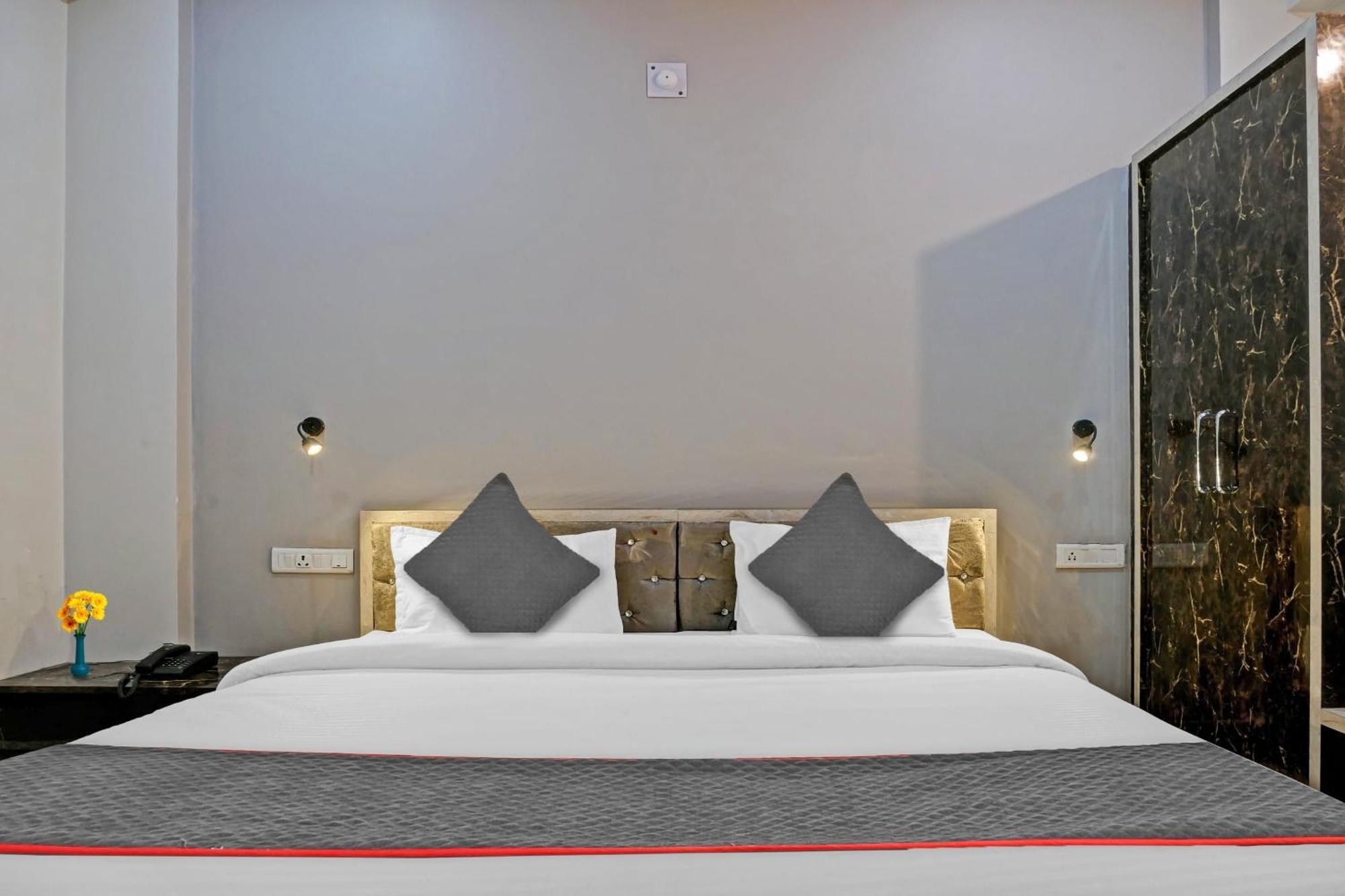 Hotel Townhouse Navneeta Grand Kakarmatha Exteriér fotografie