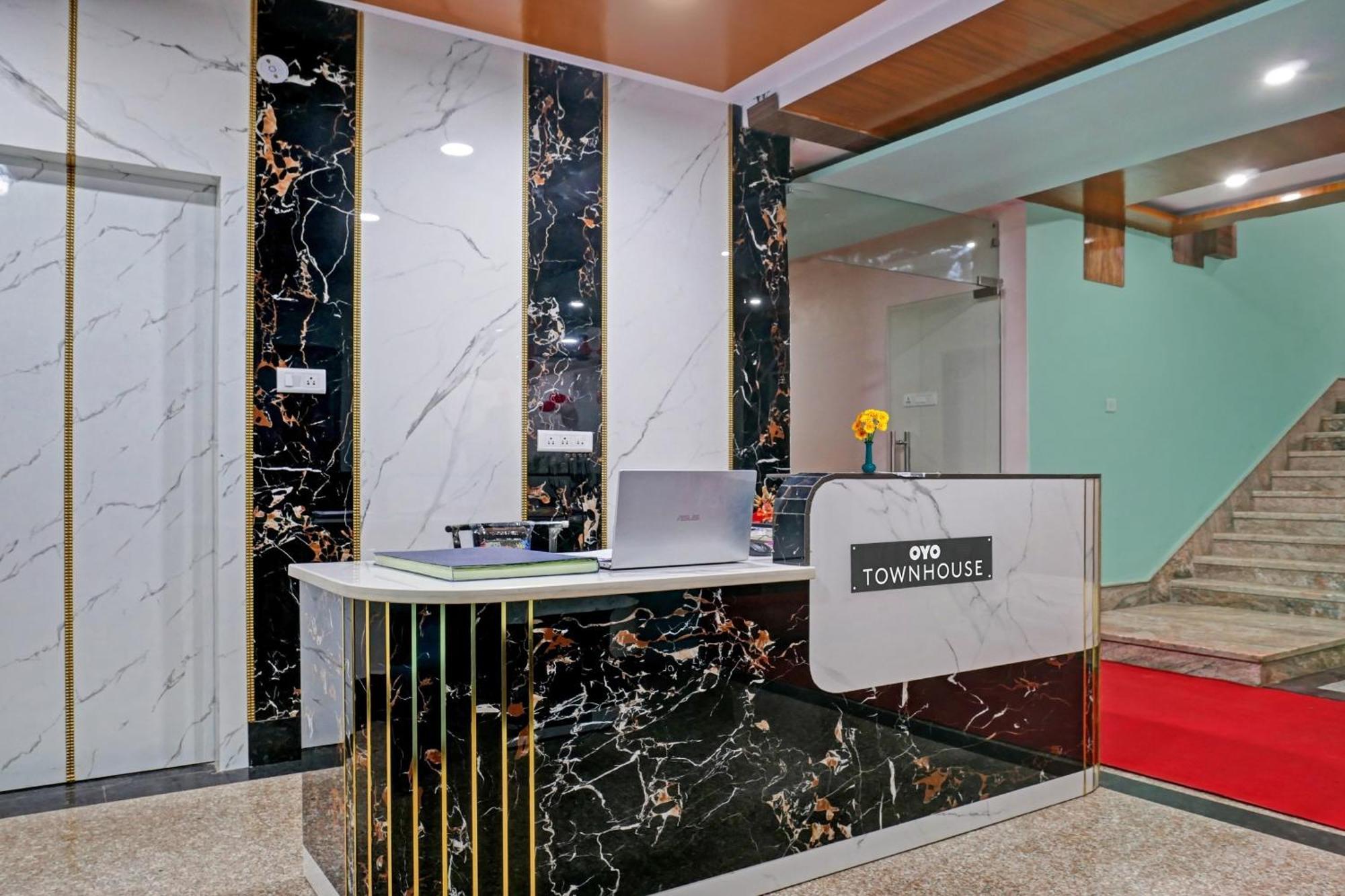 Hotel Townhouse Navneeta Grand Kakarmatha Exteriér fotografie