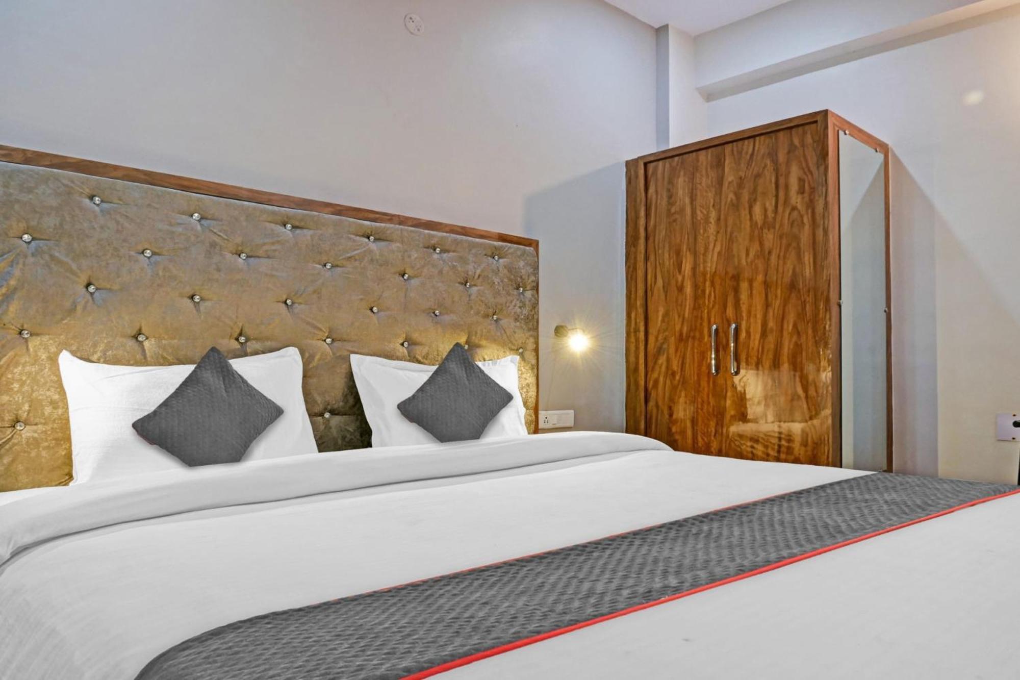 Hotel Townhouse Navneeta Grand Kakarmatha Exteriér fotografie