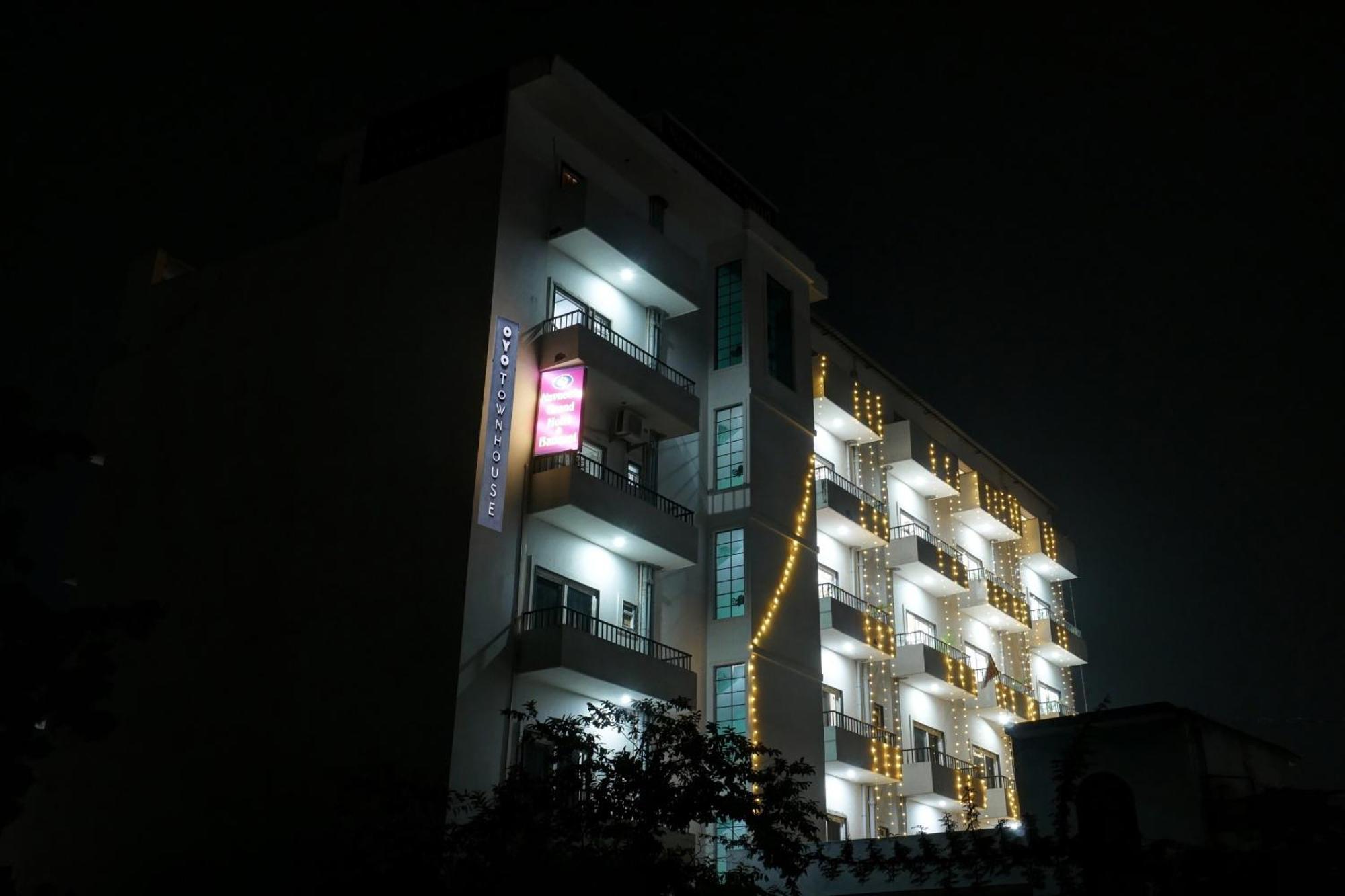Hotel Townhouse Navneeta Grand Kakarmatha Exteriér fotografie