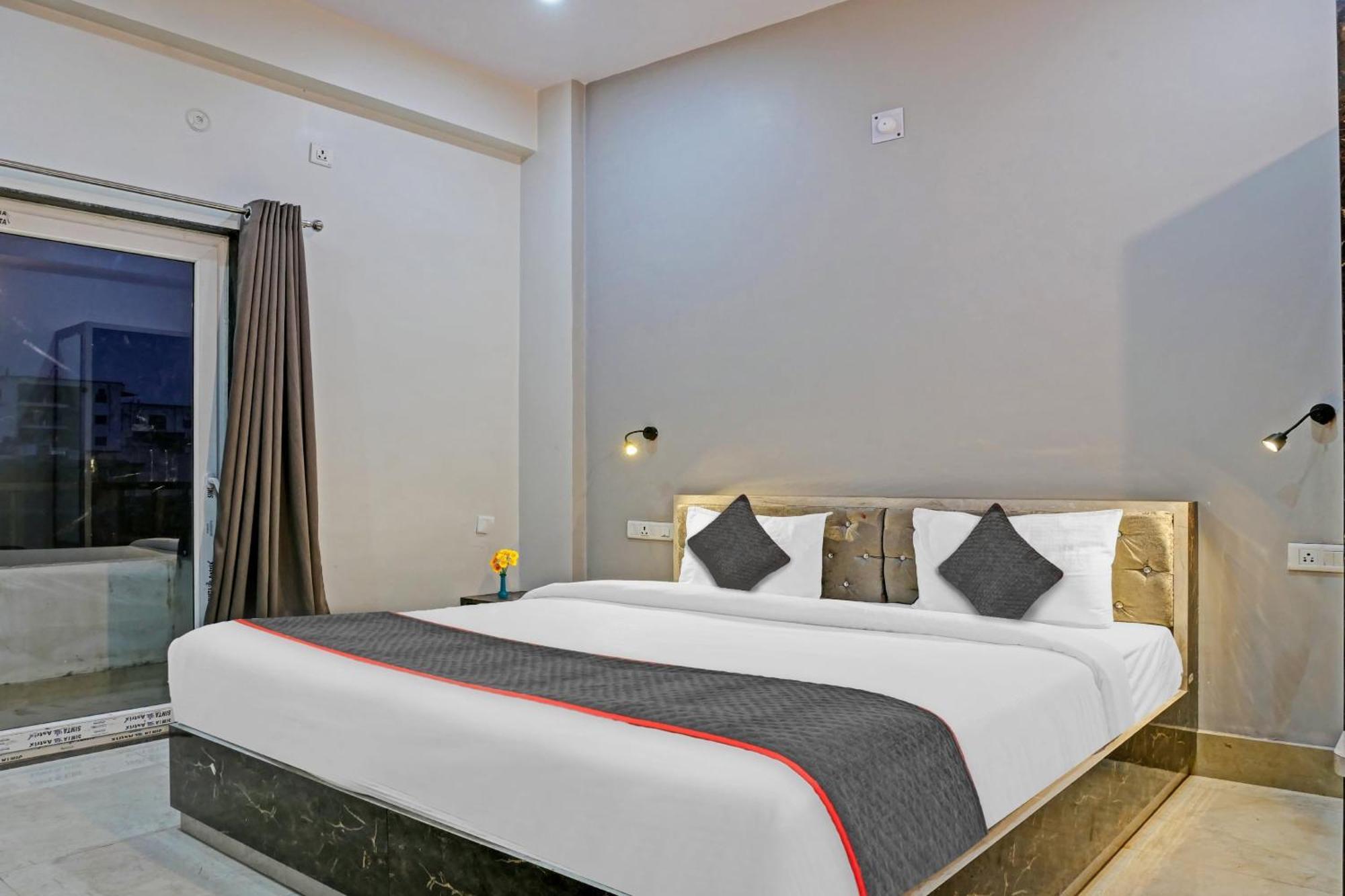 Hotel Townhouse Navneeta Grand Kakarmatha Exteriér fotografie